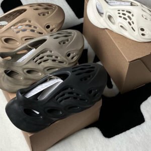 Yeezy foam runner pallet lots for sale 